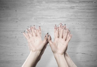 Aşkı ve mutluluğu temsil eden kadın ve erkeğin elleri