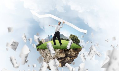 Arkaplanda bulutlu gökyüzü manzarasına karşı uçan adada duran takım elbiseli genç ve kendine güvenen bir iş adamının kavramsal görüntüsü..