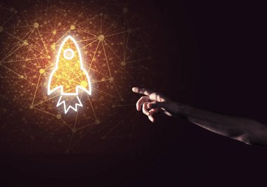 Koyu arkaplanda parlayan roket simgesi ve insan eli