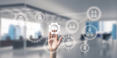 Kadın elinin perdede, arka planda avuç içi ve ofis olan dişlilere dokunuşunu kapat