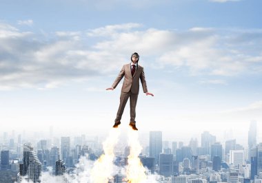 Mavi gökyüzünde süper kahraman olarak uçan takım elbiseli ve havacı şapkalı bir iş adamı. Süpermen olarak şirket yöneticisi modern şehrin üzerinde jet aleviyle yukarı doğru fırlatılıyor. Başarılı iş kurma motivasyon kavramı