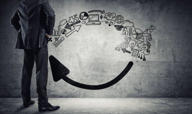 Boş beton odada kendine güvenen bir iş adamının arka planı