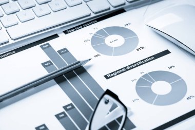 Klavye fareli iş yeri ve grafik ve diyagramlı kağıtlar
