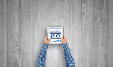 Diyagramlar ve grafikler ekran ile tablet pc kullanarak kız el Üstten Görünüm