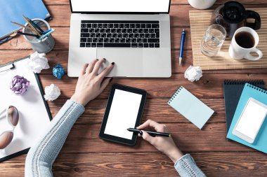 Ofis masasında tablet bilgisayar kullanan bir iş kadını. İnternet iletişimi ve ticareti. Düz ofis işyeri, kadın eli ve dizüstü bilgisayarı. İş için dijital teknoloji ve mobil uygulama