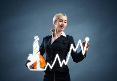 İş kadını profesyonel kariyer grafiği çiziyor. Strateji planlaması ve kişisel gelişimin gelişimi. Güvenlik kaskı takan insan kaynakları uzmanı. İşe alım bürosu yardımı.
