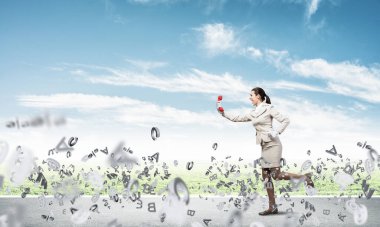 Klasik kırmızı telefonuyla dışarıda koşan bir kadın. Telefonla ve çeşitli mektuplarla gezen etkileyici bir sekreter. Telefon hattı pazarlaması ve iletişim. Profesyonel iş yardımı