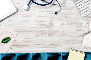 Modern hastanede tıbbi teşhisler. Röntgen, steteskop ve kardiyogramla doktor masasının üst görüntüsü. Rehabilitasyon terapisi konsepti. Profesyonel sağlık ve sağlık sigortası hizmeti