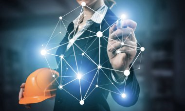 İş kadını soyut 3D ağı işaret ediyor. Güvenlik kaskı tutan iş elbiseli kadın mühendis. Mühendislik ve proje yönetimi. Plexus yapısı ile sosyal bağlantı ve ağ oluşturma kavramı