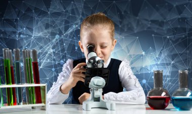 Kimya dersinde mikroskopla sınıfa bakan küçük bir bilim kadını. Cam mataralar ve test tüpleriyle okul kimya laboratuvarında. Öğrenci kız kimya dersinde deney yapıyor..