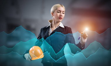 İş kadını 3D mali grafiği işaret ediyor. Takım elbiseli kadın kaskıyla ayakta duruyor. Dijital teknoloji ve inşaat endüstrisinde yenilik. İş analizleri ve yatırım verileri