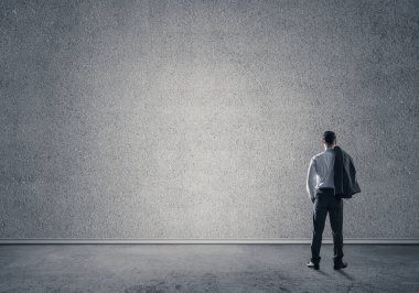Boş beton odada kendine güvenen zarif iş adamının arka planı
