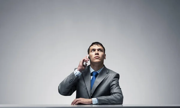 Jovem Falando Telefone Olhando Para Cima Empresário Sentado Mesa Fundo — Fotografia de Stock