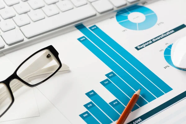 Lugar Trabajo Empresarial Con Ratón Teclado Papeles Con Gráficos Diagramas —  Fotos de Stock