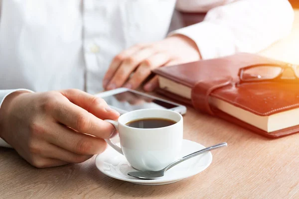Empresário Navegar Internet Smartphone Como Sentar Café Com Xícara Café — Fotografia de Stock