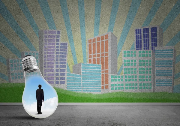 Geschäftsmann Glühbirne Gegen City Konzept — Stockfoto
