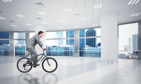 Επιχειρηματίας Φορώντας Επαγγελματική Στολή Ιππασίας Ποδήλατο Σύγχρονο Επιχειρηματικό Χώρο Εργασίας — Φωτογραφία Αρχείου
