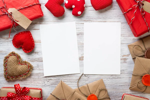 Επίπεδη Lay Χαριτωμένο Σύνθεση Χειροποίητα Καρδιά Ύφασμα Λευκό Χαρτί Και — Φωτογραφία Αρχείου