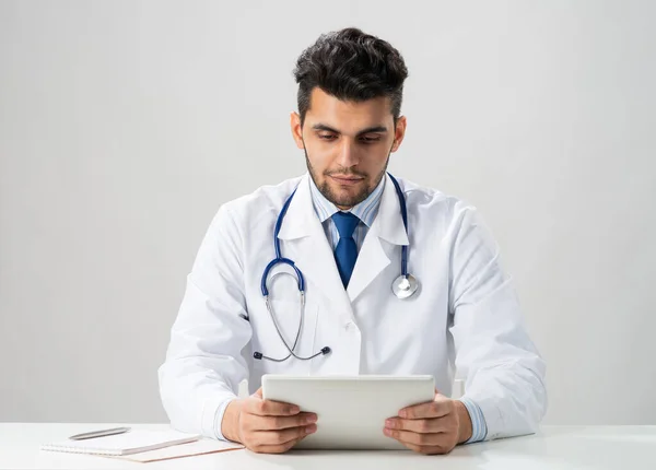 Νεαρός Άραβας Παθολόγος Που Χρησιμοποιεί Υπολογιστή Tablet Σοβαρή Θεραπεύτρια Λευκό — Φωτογραφία Αρχείου