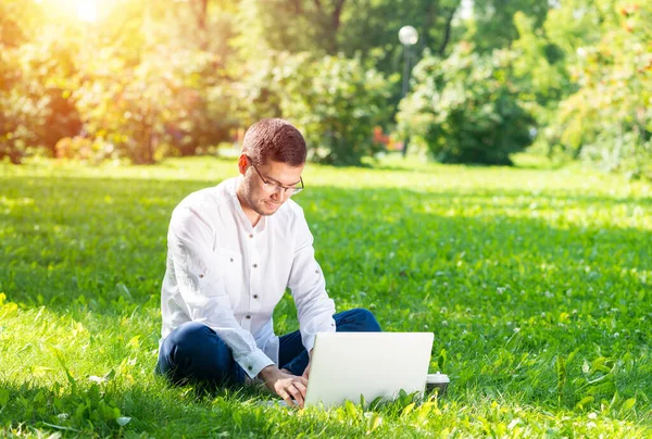 Giovane Uomo Affari Seduto Erba Verde Utilizzando Computer Portatile Bell — Foto Stock