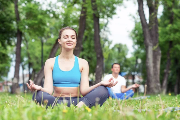 Flicka Mediterar Lotus Poserar Grönt Gräs Vid Soluppgången Träning Yoga — Stockfoto