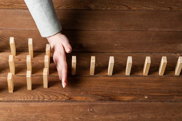 Zakenvrouw Beschermt Dominostenen Tegen Vallen Houten Bureau Zakelijke Bijstand Leiderschap — Stockfoto