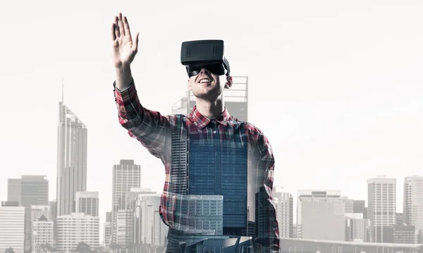 Junger Mann Mit Virtual Reality Headset Oder Brille Vor Stadtbild — Stockfoto