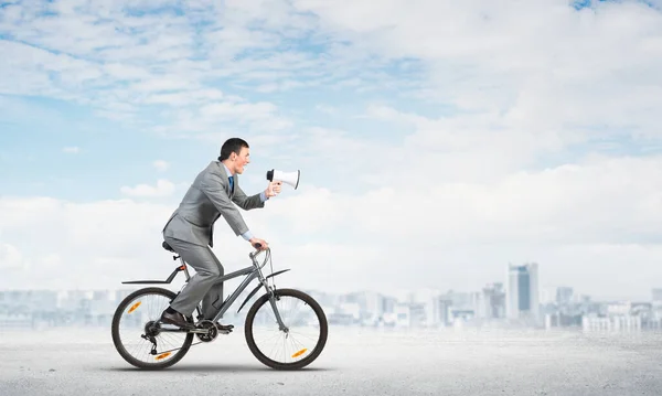 Uomo Affari Con Megafono Bicicletta Nella Giornata Sole Campagna Marketing — Foto Stock