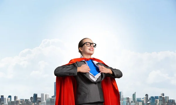 Kadınının Portresi Süper Kahraman Gömleğini Yırtıyor Mavi Gökyüzünde Kırmızı Kahraman — Stok fotoğraf