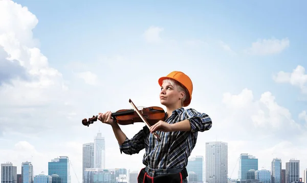 Bella Giovane Donna Casco Sicurezza Suonando Violino Costruttore Professionista Femminile — Foto Stock