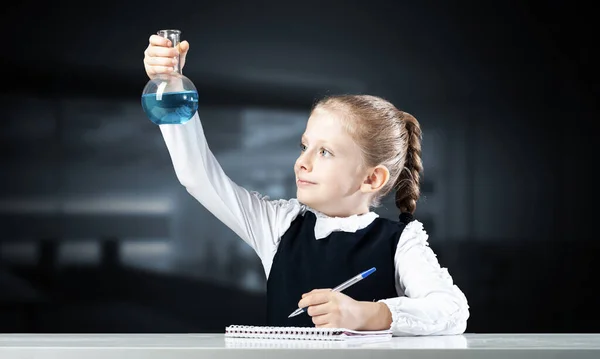 Pequeña Científica Examinando Tubo Ensayo Con Reactivo Químico Investigación Educación —  Fotos de Stock