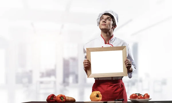 Joven Chef Pie Cerca Mesa Cocina Sosteniendo Pizarra Blanca Blanco — Foto de Stock