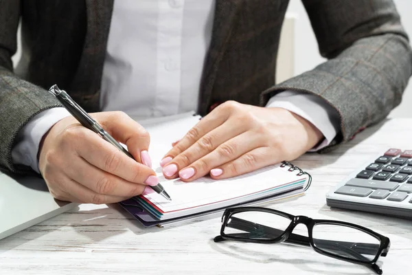 Close Frau Hand Hält Stift Geschäftsfrau Schreibt Notizblock Buchhalterin Schreibtisch — Stockfoto