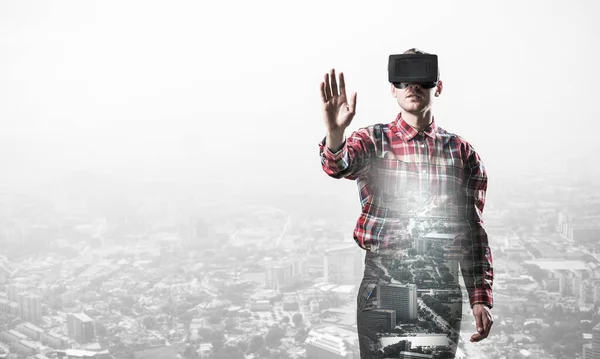 Ung Man Med Virtuell Verklighet Headset Eller Glasögon Över Stadsbilden — Stockfoto
