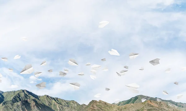Όμορφο Φυσικό Τοπίο Ιπτάμενα Χάρτινα Αεροπλάνα Ανάμεσα Ψηλά Βουνά Και — Φωτογραφία Αρχείου