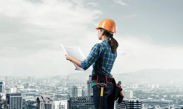 Ingeniera Hardhat Pie Con Plano Técnico Vista Lateral Mujer Arquitecta — Foto de Stock