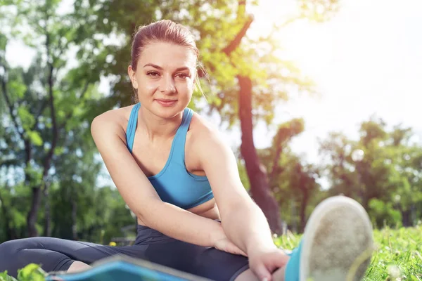 Hermosa Chica Sonriente Estirándose Antes Sesión Entrenamiento Fitness Parque Amanecer — Foto de Stock