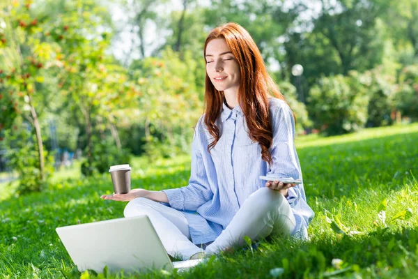 Junge Rothaarige Frau Meditiert Lotus Pose Mit Laptop Und Tasse — Stockfoto