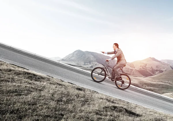 Uomo Affari Con Documenti Cartacei Mano Che Sale Bicicletta Servizio — Foto Stock