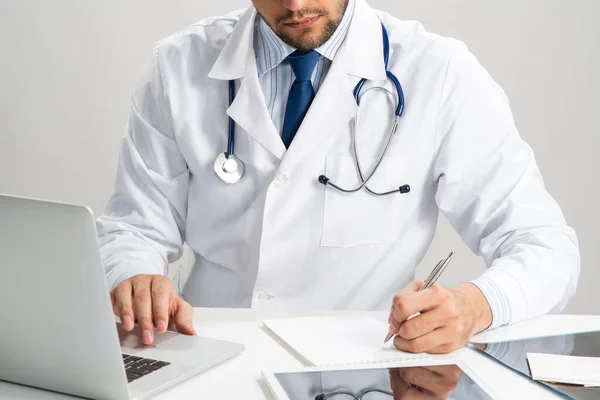 Erfolgreiche Therapeutin Schreibt Etwas Notizblock Arzt Arztuniform Mit Stethoskop Büro — Stockfoto