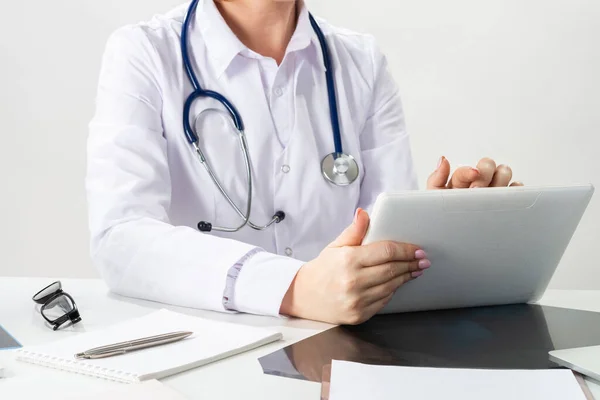 Κλείστε Γυναικεία Χέρια Γιατρού Χρησιμοποιώντας Τον Υπολογιστή Tablet Οικογενειακός Γιατρός — Φωτογραφία Αρχείου