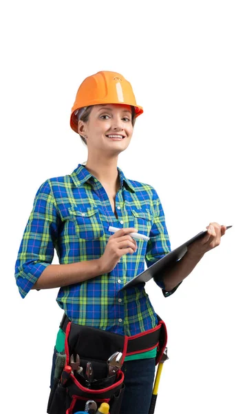 白地に隔離された作業服の若い笑顔の建物の検査官 クリップボードのチェックリストと立ってオレンジの安全ヘルメットの幸せな女の子 プロフェッショナルアーキテクチャ監査と管理 — ストック写真
