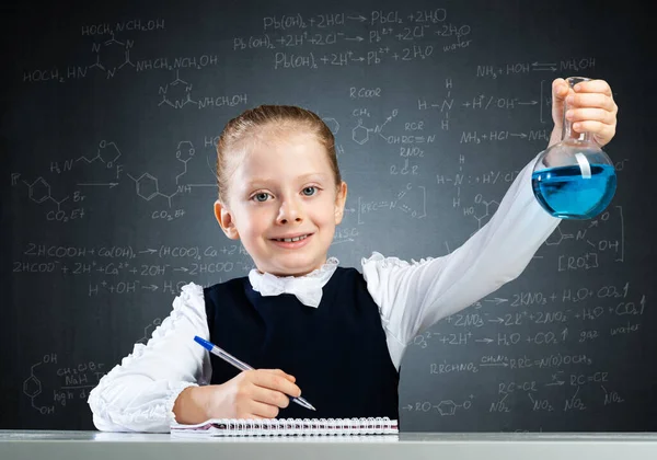 Маленькая Девочка Ученый Исследует Пробирку Химическим Реагентом Исследования Образование Школе — стоковое фото