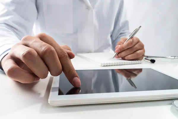 Erkek Terapist Ellerini Tablet Bilgisayar Kullanarak Kapat Masasında Steteskoplu Beyaz — Stok fotoğraf