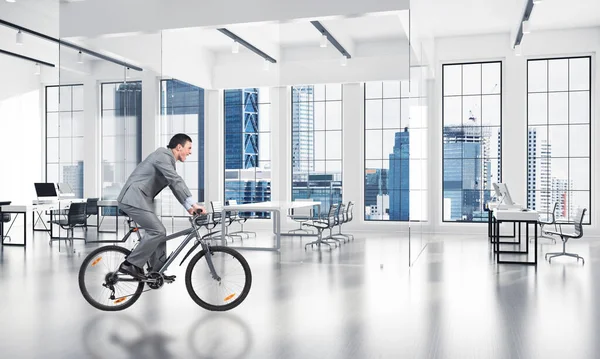 Geschäftsmann Businessanzug Mit Fahrrad Modernen Business Arbeitsplatz Geschäftstätigkeitskonzept Radler Einem — Stockfoto