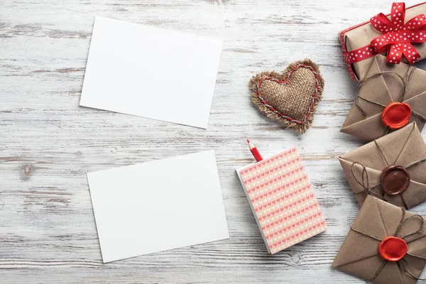 Επίπεδη Lay Χαριτωμένο Σύνθεση Χειροποίητα Καρδιά Ύφασμα Λευκό Χαρτί Και — Φωτογραφία Αρχείου