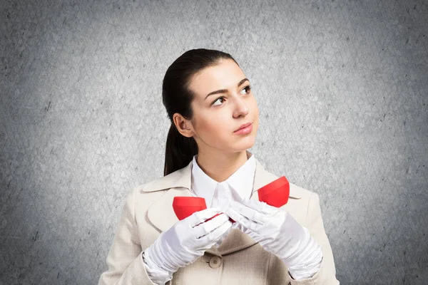 Jonge Vrouw Met Retro Rode Telefoon Oproepcentrale Operator Wit Zakenpak — Stockfoto