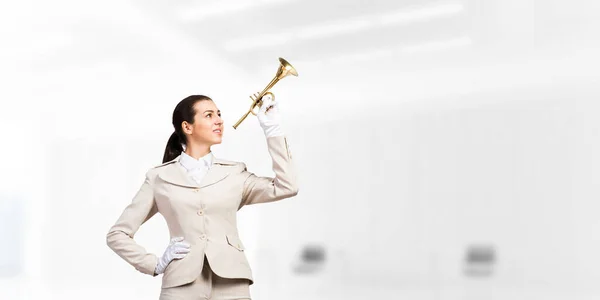 Schöne Frau Die Trompeten Spielt Junge Geschäftsfrau Weißem Business Anzug — Stockfoto
