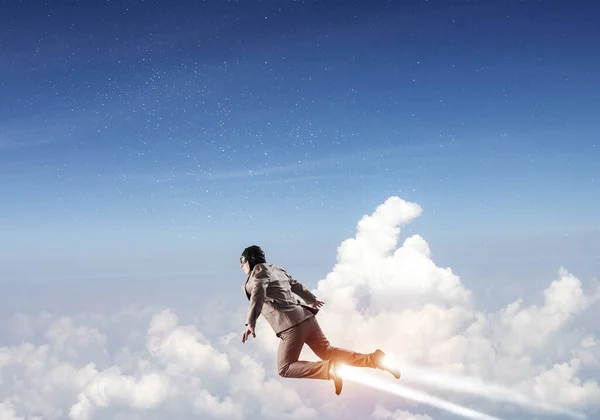 Výrazný Obchodník Obleku Klobouku Létající Modré Obloze Jako Superhrdina Podnikatel — Stock fotografie