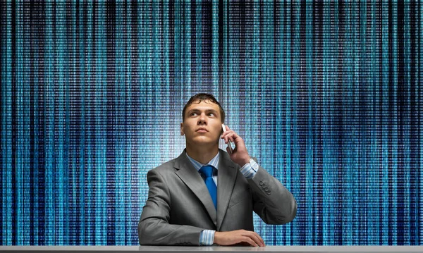 Joven Hablando Por Teléfono Mirando Hacia Arriba Empresario Sentado Escritorio — Foto de Stock